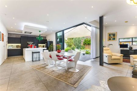 Stunning four bedroom detached family home located in Bricket Wood. - Photo 3