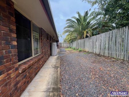 Spacious 3-Bedroom Brick Unit with Courtyard - Photo 5