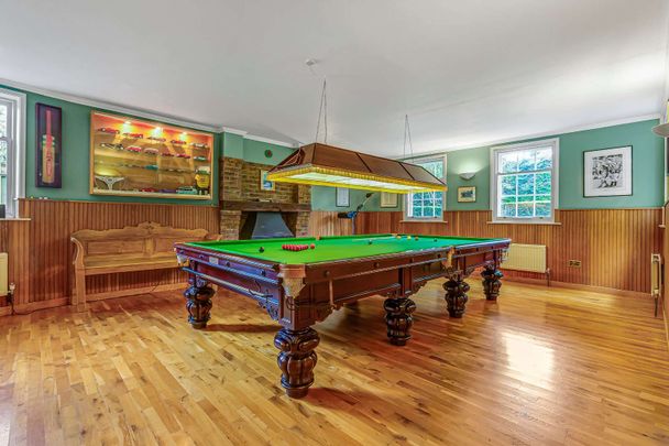 SHORT LET - A superb 7 double bedroom period house with direct access to the river, a 120ft mooring and fabulous views. - Photo 1