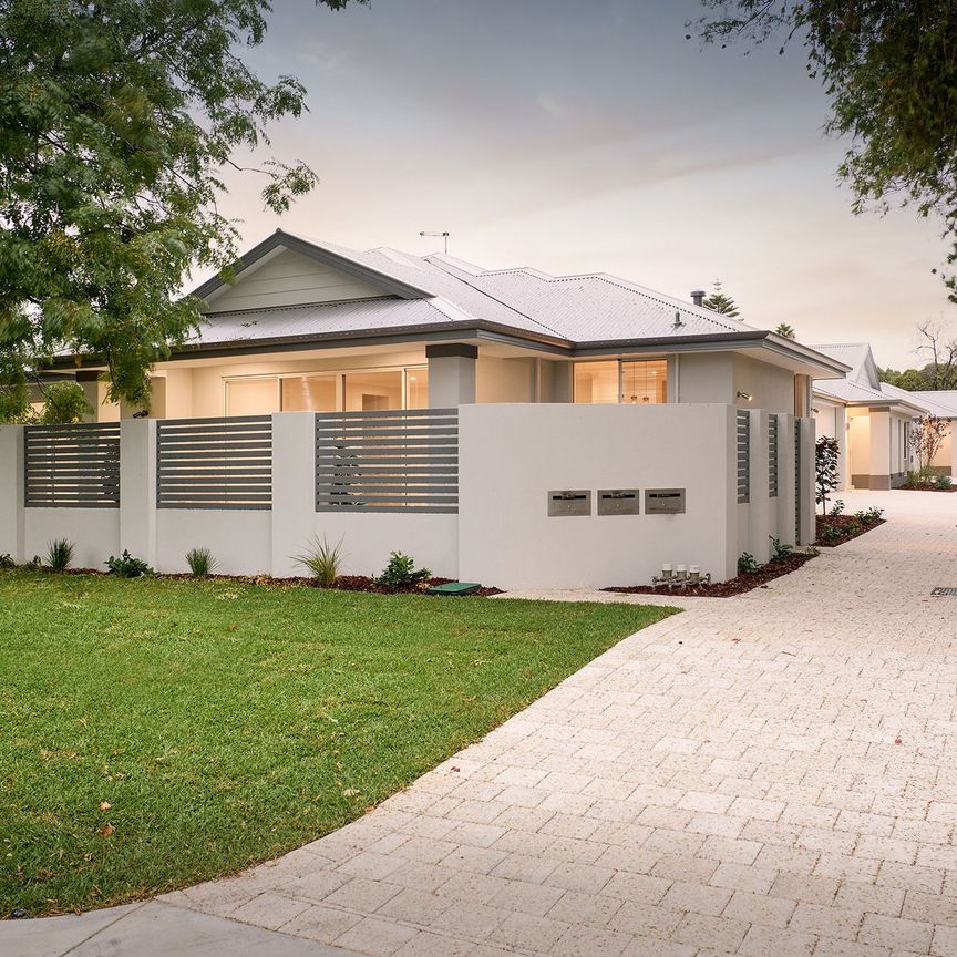 Beautiful Street Front Home&excl; - Photo 1