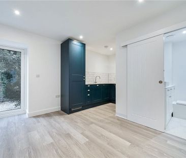 A ground floor, newly renovated one bedroom apartment in central Ba... - Photo 3