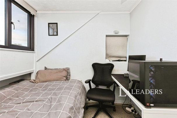 4 bedroom semi-detached house to rent - Photo 1