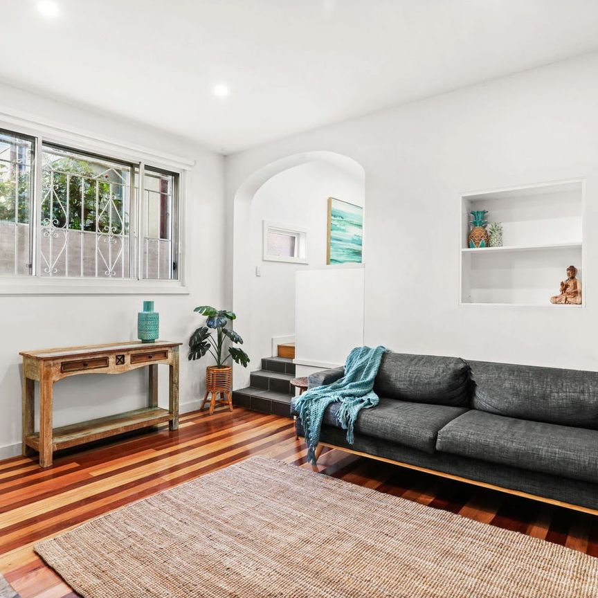 Ground floor apartment with entertainers courtyard - Photo 1