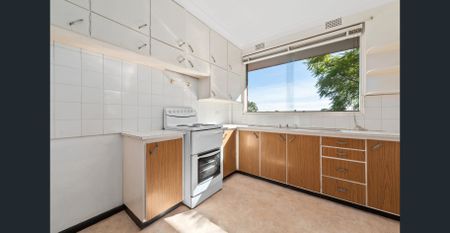 Top floor, oversized two bedroom apartment - Photo 5