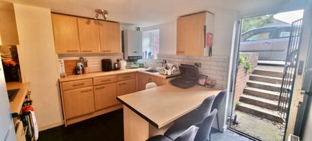 6 Bed - 1 Ash Crescent, Headingley, Leeds - LS6 3LE - Student - Photo 4