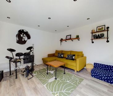 5 bedroom detached house to rent - Photo 2