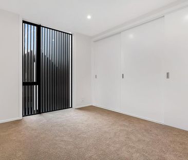 Well presented architecturally designed townhouse - Photo 2