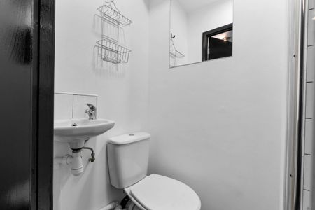 Room 2 – Coventry, Coventry - Photo 5