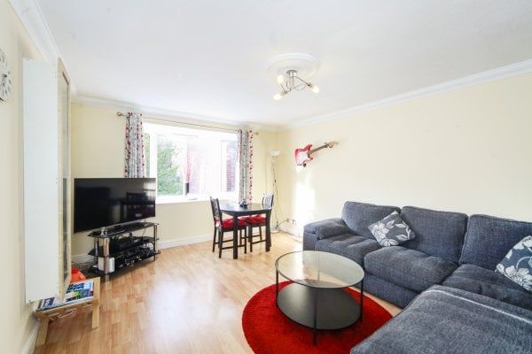 Turnpike Lane, Sutton, SM1 - Photo 1