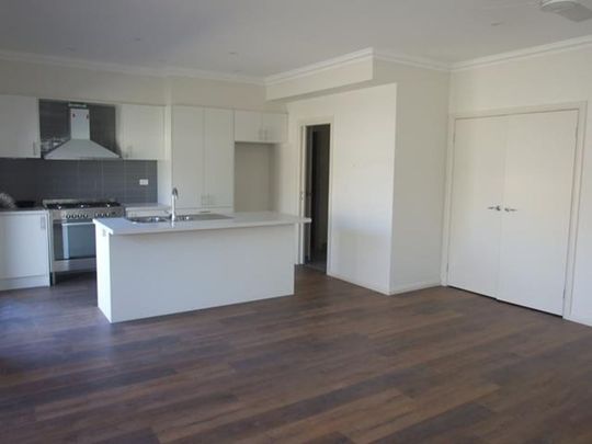 2/9 The Ridge, 3180, Knoxfield Vic - Photo 1