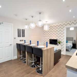 🌟Premium Off-Suite Shower Room🌟 Bedroom B - Photo 2