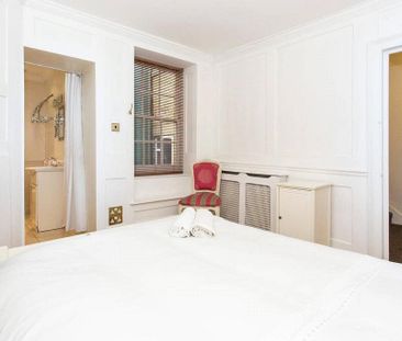 3 bedroom flat in Soho - Photo 1