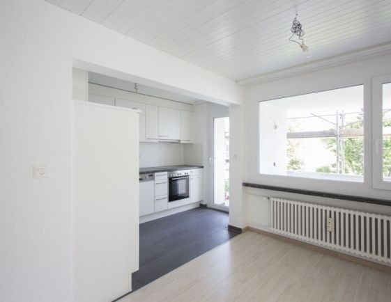 Luminous 4.5-room apartment with balcony and modern kitchen - Photo 1