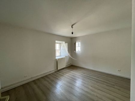 Location Appartement 4 pièces 100m² FONTENAY LE COMTE 85200 - Photo 2