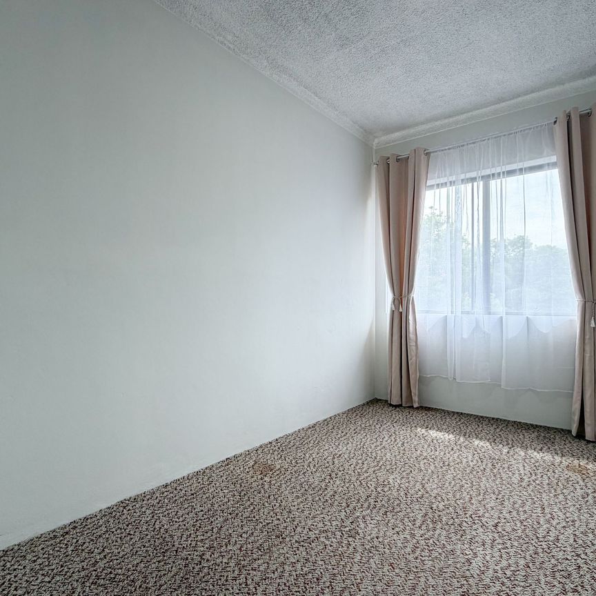 Updated 2- Bedroom Unit - Close to Everything! - Photo 1