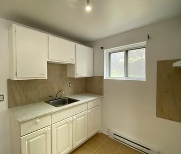 Magnifique appartement 3 1/2 demi-sous-sol complètement rénové, tri... - Photo 3