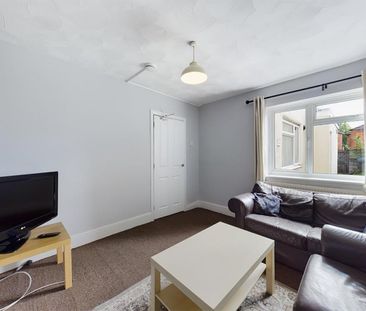 4 bedroom House To Let - Photo 4