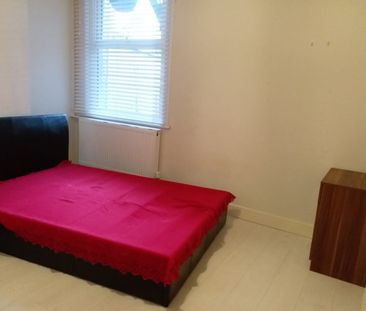 Room in a Shared House, Finborough Road, SW17 - Photo 6