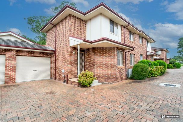 Spacious & Convenient 3-Bedroom Townhouse in Prime Kingswood Location! - Photo 1