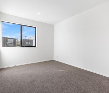 Modern and Convenient living in Glen Eden / Oratia - Photo 1