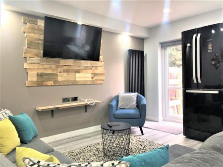 1 bedroom in a house share to rent - Photo 2