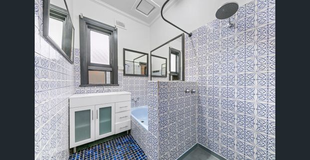 Classic two bedroom house with courtyard! - Photo 1