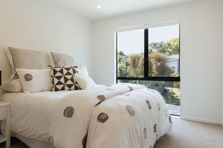 Large 4 Bedroom home, Two living rooms - Photo 4