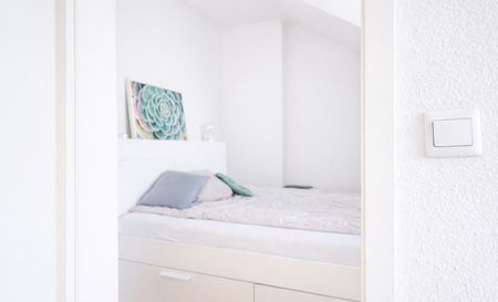 KR-Stadtwald! Tolle Dachgeschosswohnung mit viel Licht und eindrucksvoller Raumhöhe. - Photo 4