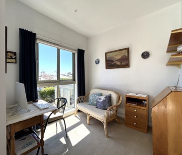 Beautiful Central 2 Bed 2 Bath + Office Apartment - Photo 4