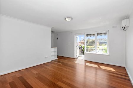 Spacious Top Floor Apartment! - Photo 4