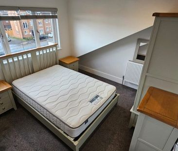 Room 6, St Lukes Crescent, Leeds, LS11 8LA - Photo 1