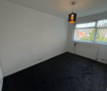 Woodhall Avenue, Manchester - Photo 3