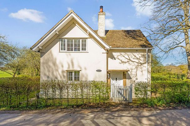 A delightful detached cottage on a private country estate. - Photo 1