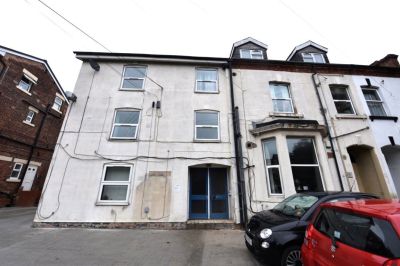 3 bedroom Flat in Flat C, Leeds - Photo 1
