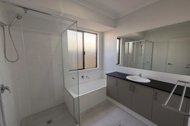 Stunning Brand-New Family Home in Sought-After Madora Bay - Photo 1