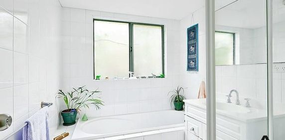 Centrally Located, Tastefully Updated, Sun-Kissed And Private Two Bedroom Oasis In A Prime Location - Photo 2