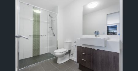 Stunning 1 Bedroom 1 Bathroom Apartment freshly painted and new carpet - Photo 2