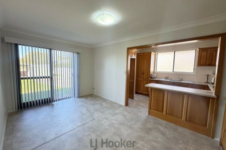 Spacious & Freshly Updated Family Home in Swansea - Photo 4