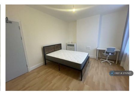 1 bedroom in a house share to rent - Photo 2