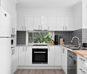 Modern 3 Storey Townhouse - Photo 2