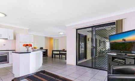 Low Set Family Home in Wynnum&excl; - Photo 3