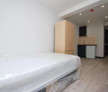 Raymond Crescent, Guildford, Surrey, GU2 - Photo 3