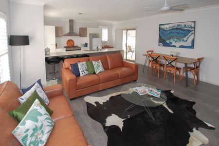 THREE BEDROOM HOME IN PREMIUM LOCATION - Photo 2