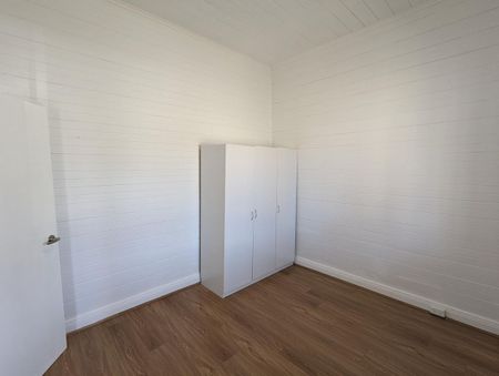 CHARMING MODERN COTTAGE - Photo 3