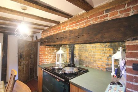 4 bedroom character property to rent - Photo 5