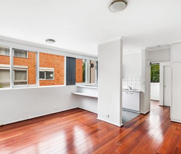 CLASSIC 1 BEDROOM APARTMENT IN THE HEART OF ESSENDON - Photo 4