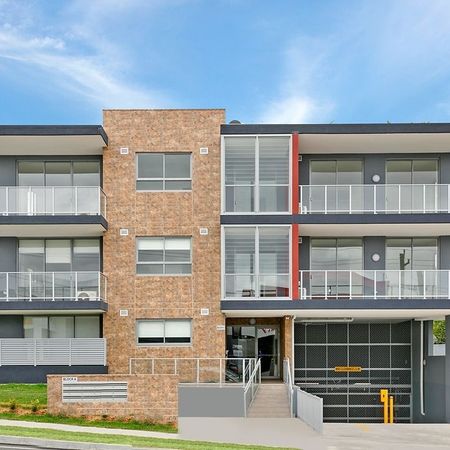 Modern two bedroom unit - 20% below market rent - Photo 3