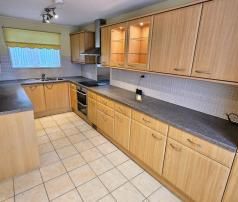 3 Bedroom End-of-Terrace House For Rent - Photo 1