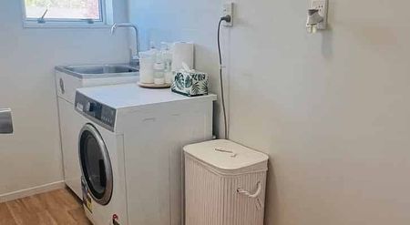 Super Central and Spacious 3 Bedroom Home - Photo 4