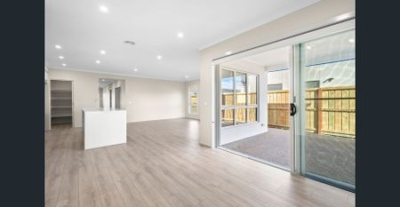 Five Bedroom, Two Living Family Home - Photo 2